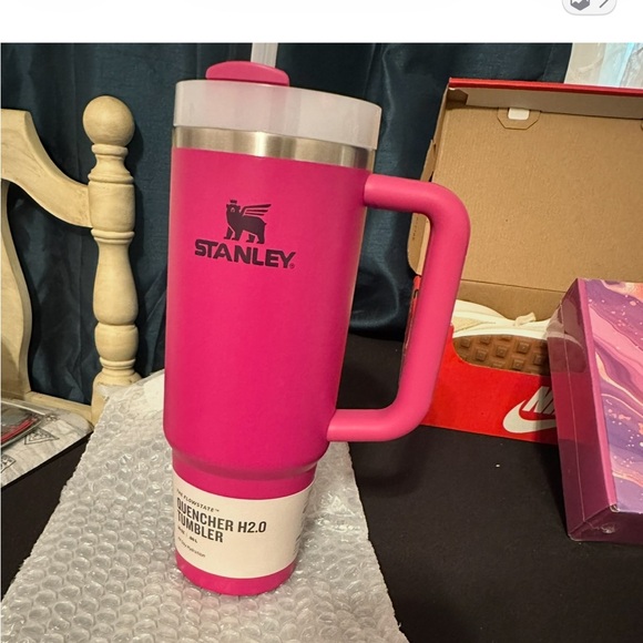 Stanley Vibrant Pink H2.0 Tumbler - Picture 3 of 8
